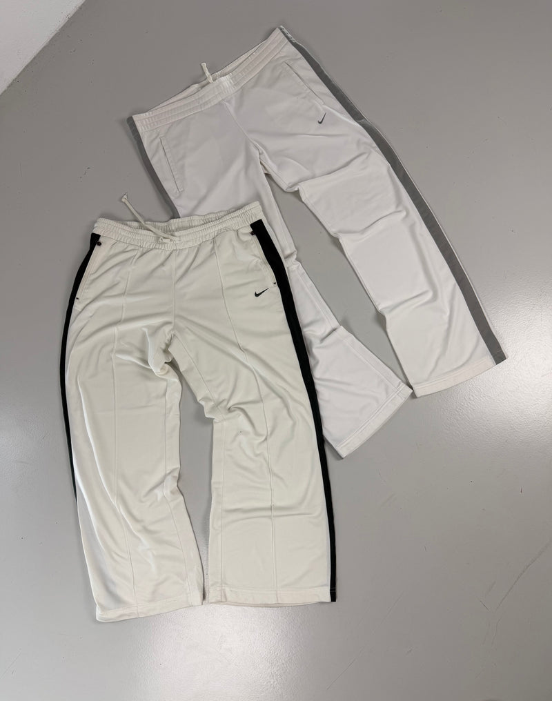 <p><strong>TRACKPANTS</strong></p>